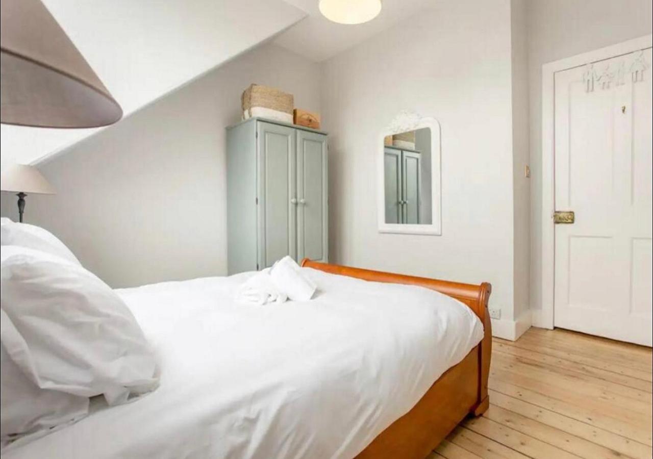 Apartment Modern, Bright & Spacious 3 Bedroom In The Heart Of The Centre - Double Beds - Sleeps Up To 6 Guests *