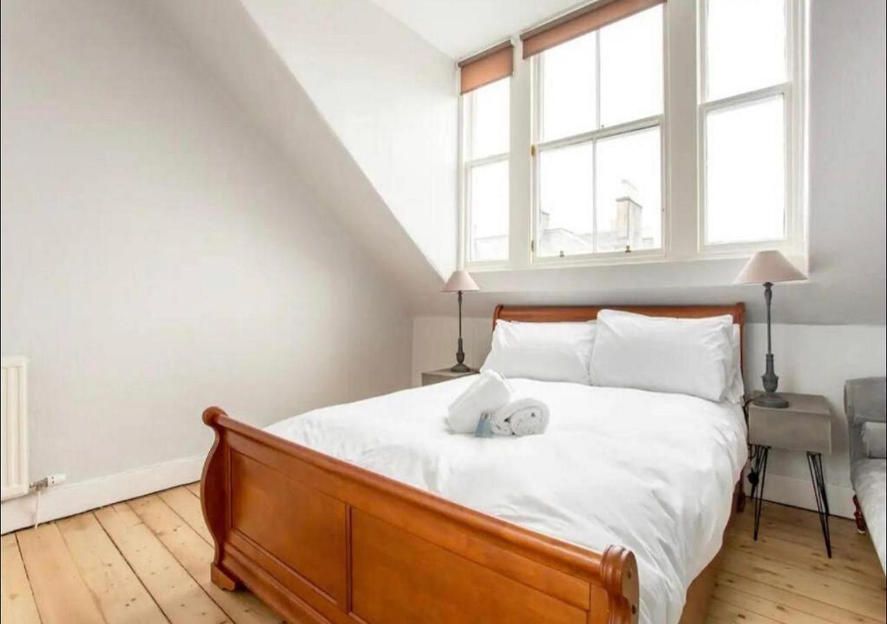 Apartment Modern, Bright & Spacious 3 Bedroom In The Heart Of The Centre - Double Beds - Sleeps Up To 6 Guests Edinburgh