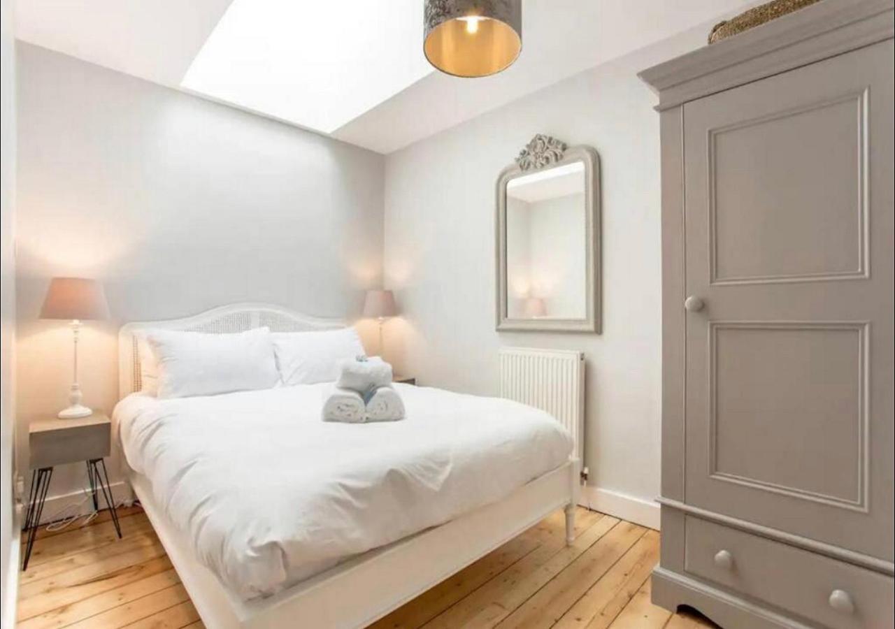 Modern, Bright & Spacious 3 Bedroom In The Heart Of The Centre - Double Beds - Sleeps Up To 6 Guests Apartment *