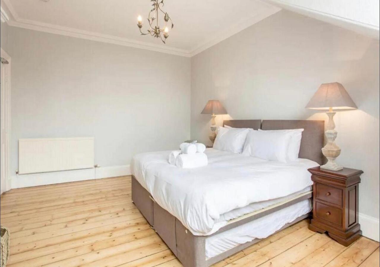 Modern, Bright & Spacious 3 Bedroom In The Heart Of The Centre - Double Beds - Sleeps Up To 6 Guests * Edinburgh