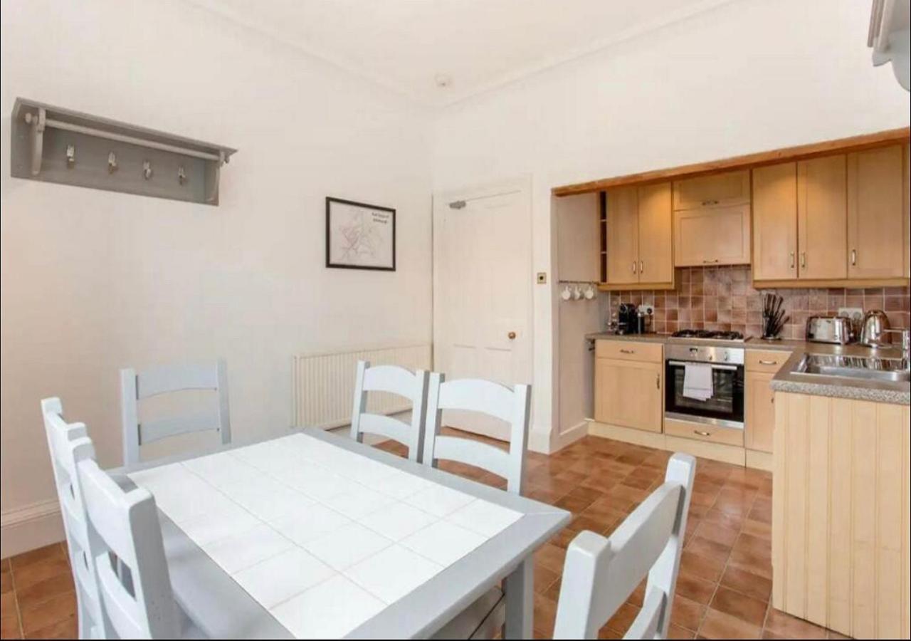 Modern, Bright & Spacious 3 Bedroom In The Heart Of The Centre - Double Beds - Sleeps Up To 6 Guests Apartment EDI