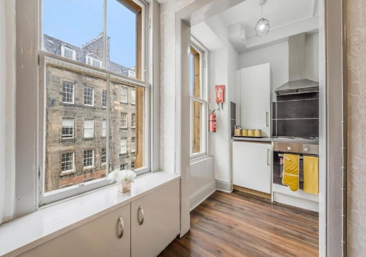 Apartment Castle View - 1 Bedroom - Heart Of The Famous Royal Mile & 1 Minute Walk To Castle *
