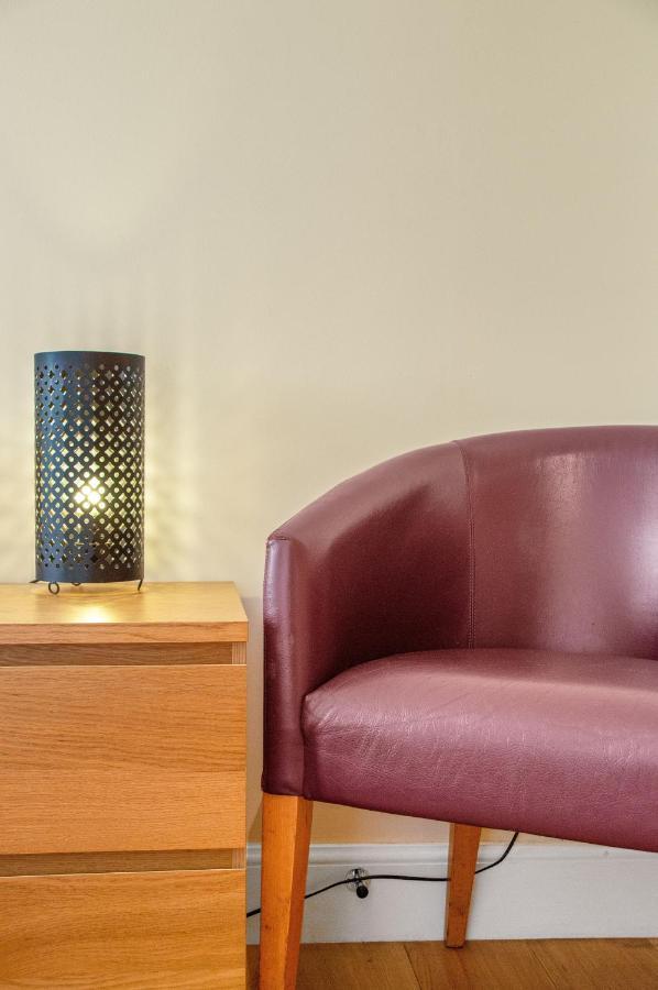 Stylish & Modern 2 Bedroom Ground Floor Close To Centre In Stunning Converted Church - Near Haymarket Train Station - Sleeps Up To 5 Guests Appartement Édimbourg