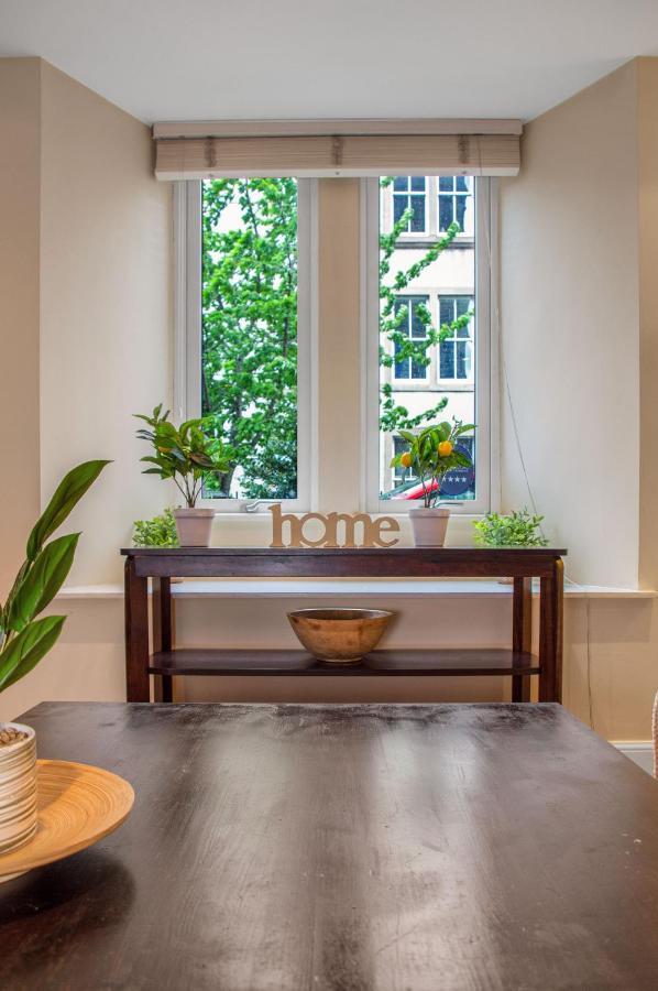 Stylish & Modern 2 Bedroom Ground Floor Close To Centre In Stunning Converted Church - Near Haymarket Train Station - Sleeps Up To 5 Guests Appartement *