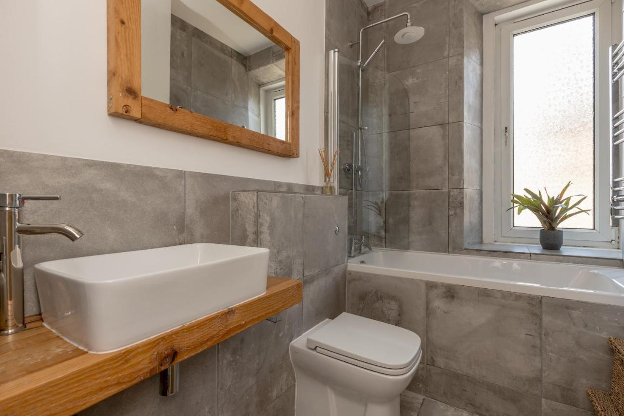 Pass The Keys Stunning 3 Bed Loft Style With Free Parking