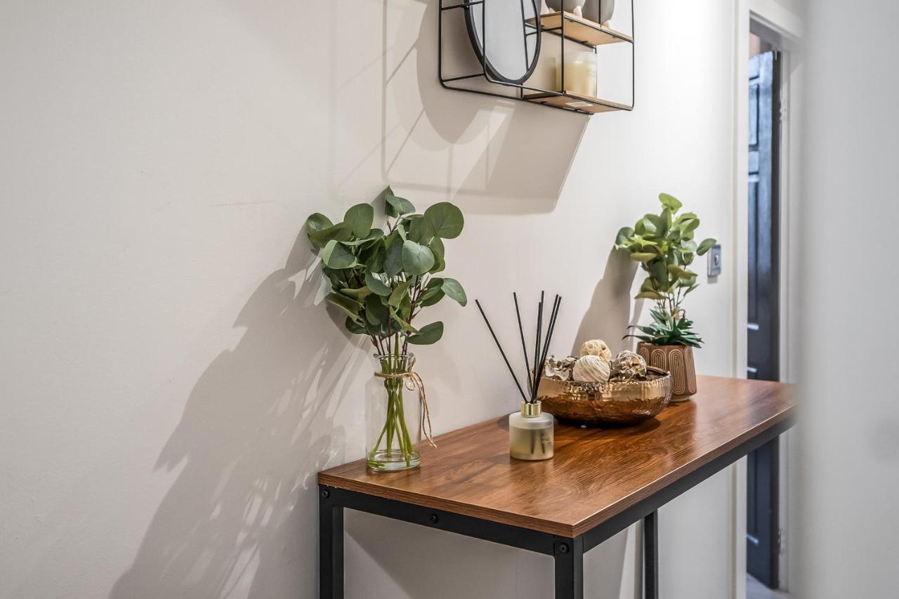 Apartment Private Ground Floor Main Door Entrance - Spacious 2 Bedroom - The Shore, Leith Edinburgh