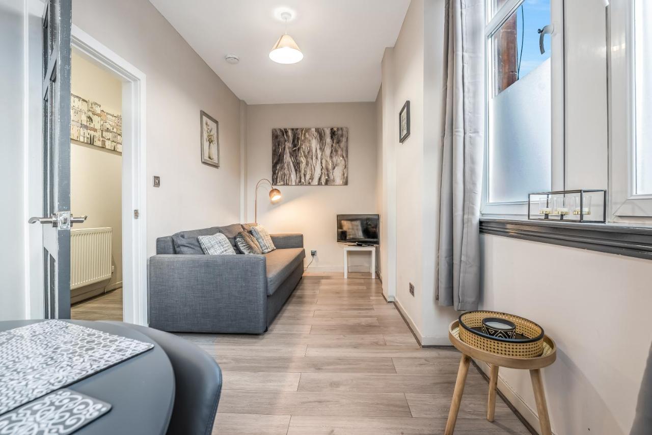 Private Ground Floor Main Door Entrance - Spacious 2 Bedroom - The Shore, Leith