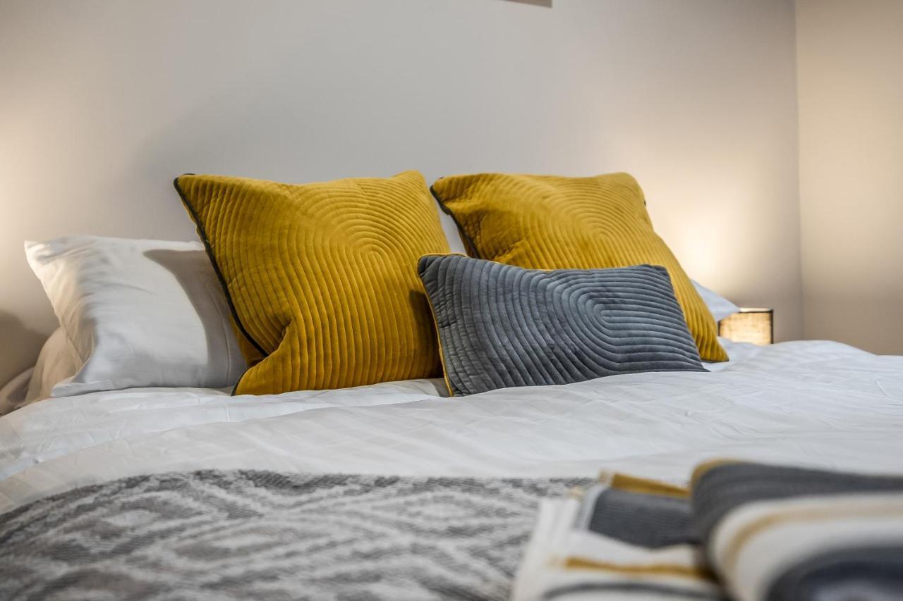 Apartment Private Ground Floor Main Door Entrance - Spacious 2 Bedroom - The Shore, Leith