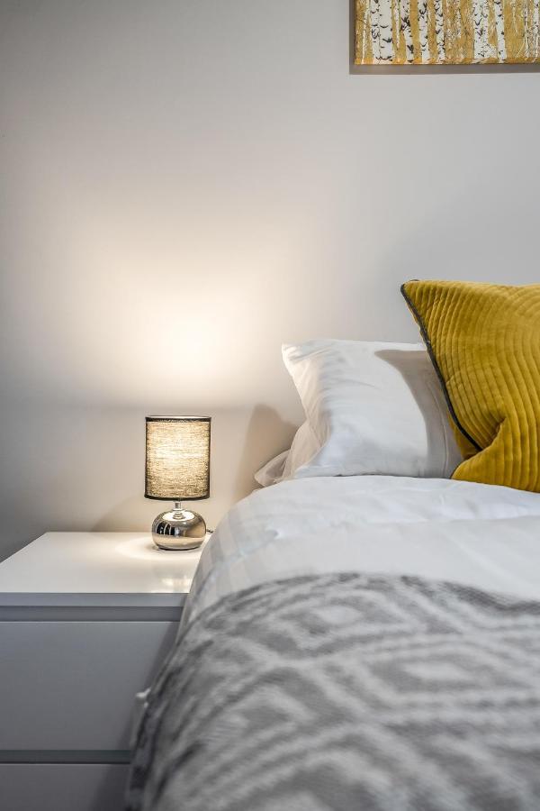Private Ground Floor Main Door Entrance - Spacious 2 Bedroom - The Shore, Leith Apartment *