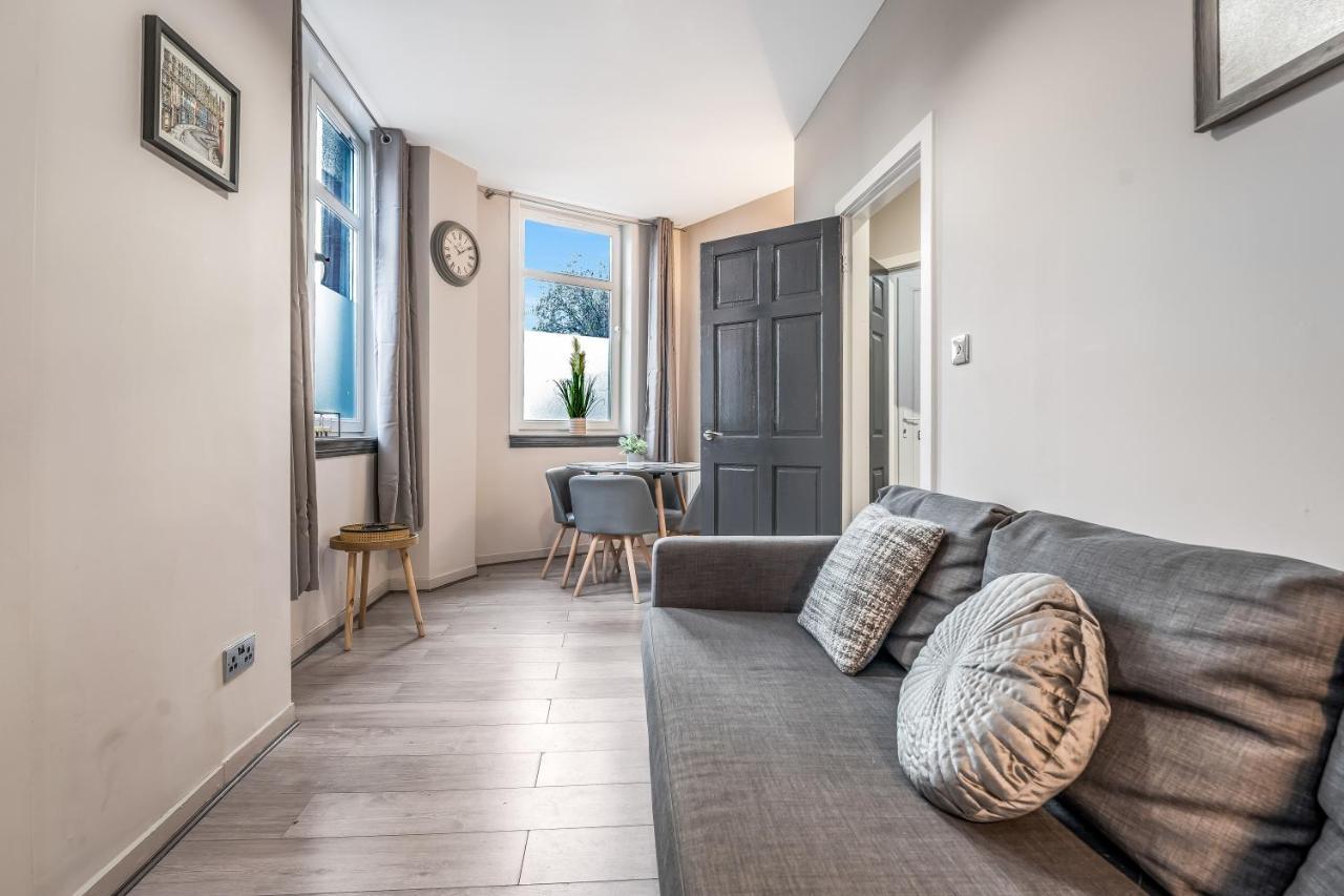 Private Ground Floor Main Door Entrance - Spacious 2 Bedroom - The Shore, Leith