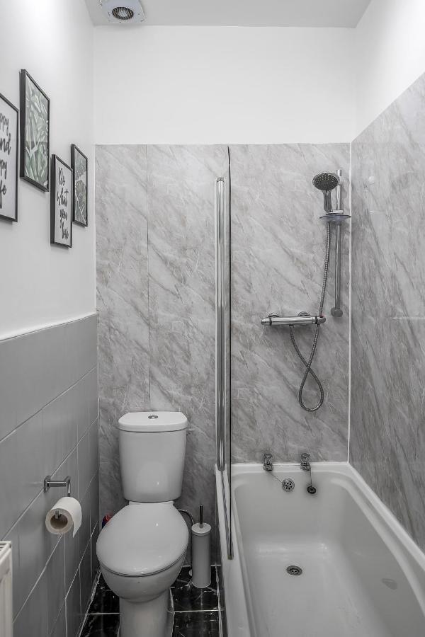 Private Ground Floor Main Door Entrance - Spacious 2 Bedroom - The Shore, Leith *