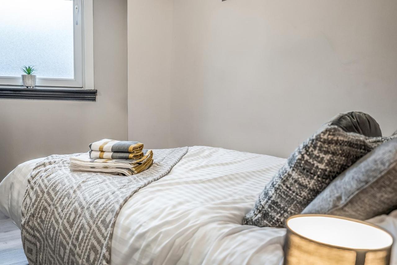 Private Ground Floor Main Door Entrance - Spacious 2 Bedroom - The Shore, Leith Edinburgh