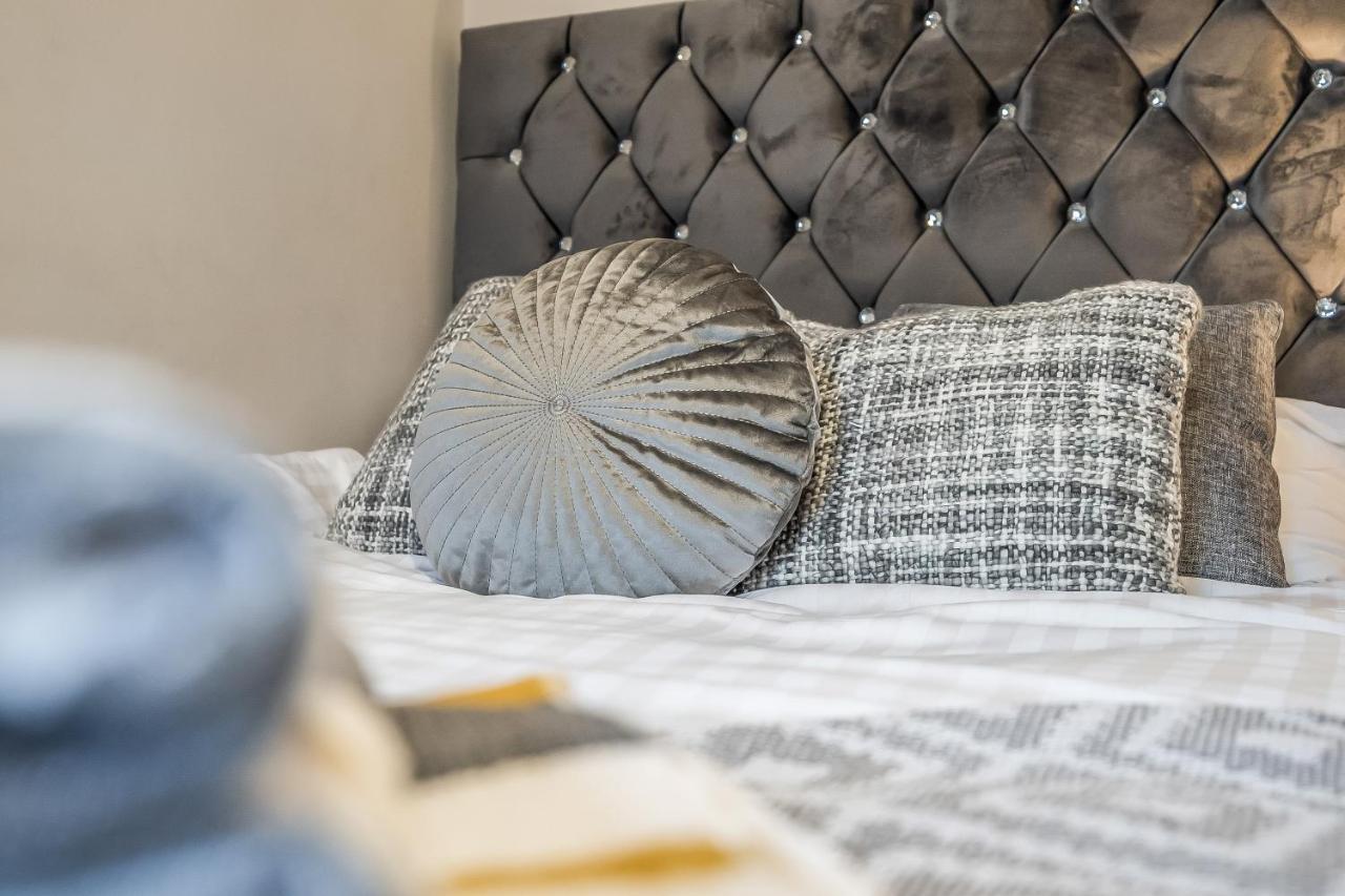 Private Ground Floor Main Door Entrance - Spacious 2 Bedroom - The Shore, Leith * Edinburgh