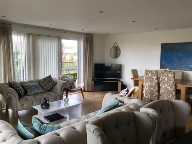 Stunning 3 Large Bedrooms 2 Bathrooms In Harbour