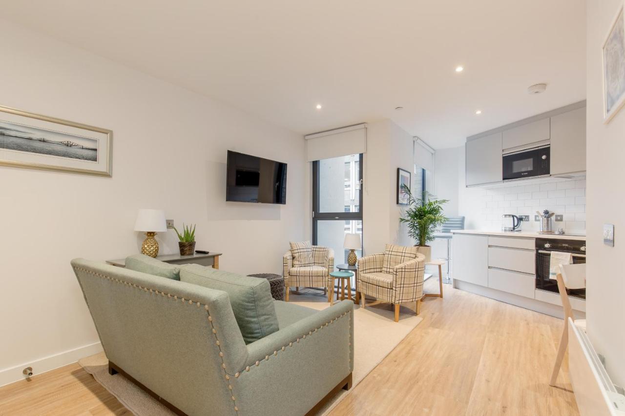 Sophisticated Studio For 2 W/ Edin Castle Views EDI