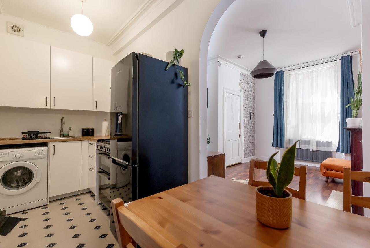 Stylish Flat In With Private Garden Apartment *