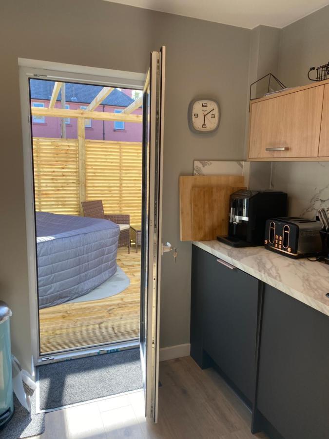 Apartment Lovely 3 Bed With Jacuzzi, Close To Airport, Driveway, Wifi *