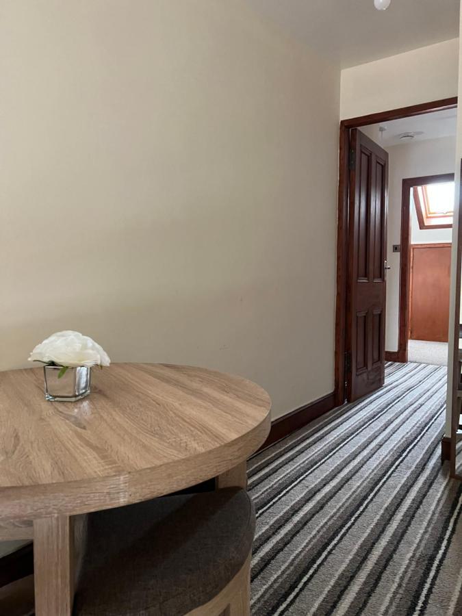 4 Bed Near Airport * Edinburgh