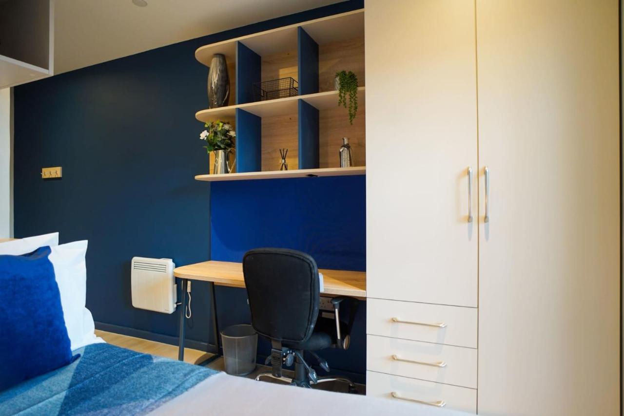 Bright Modern And Private Bedrooms With Shared Kitchen At Straits Meadow Near Centre Apartment