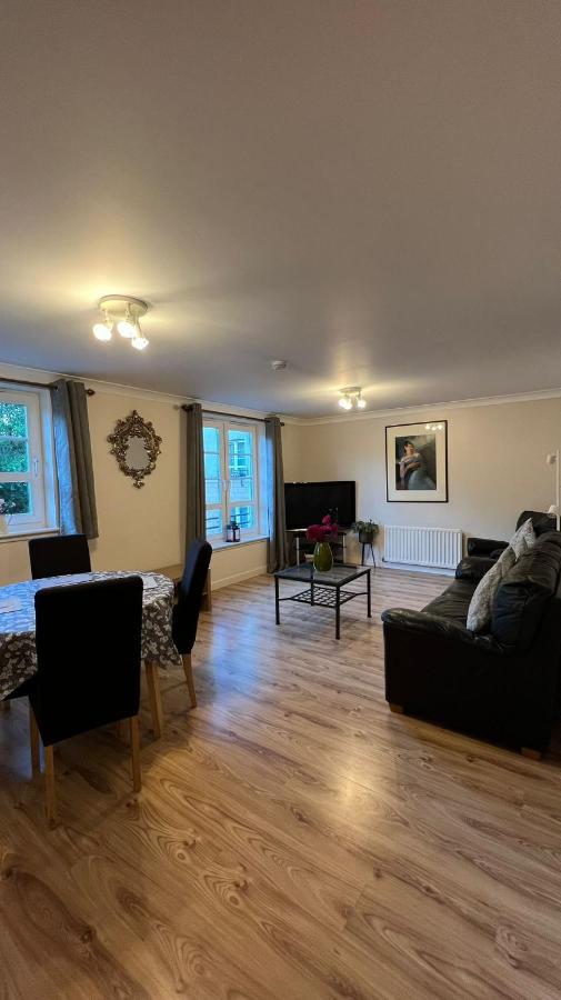 Centre - Powderhall Modern Spacious 2 Bedroom With Free Parking *