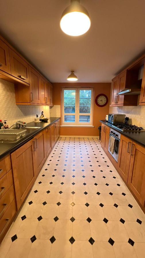 Centre - Powderhall Modern Spacious 2 Bedroom With Free Parking