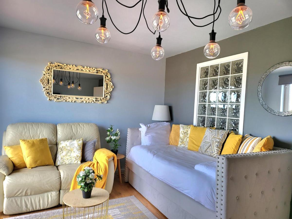 4 Separate Beds, Sleeps 6, Beautiful 2 Bed