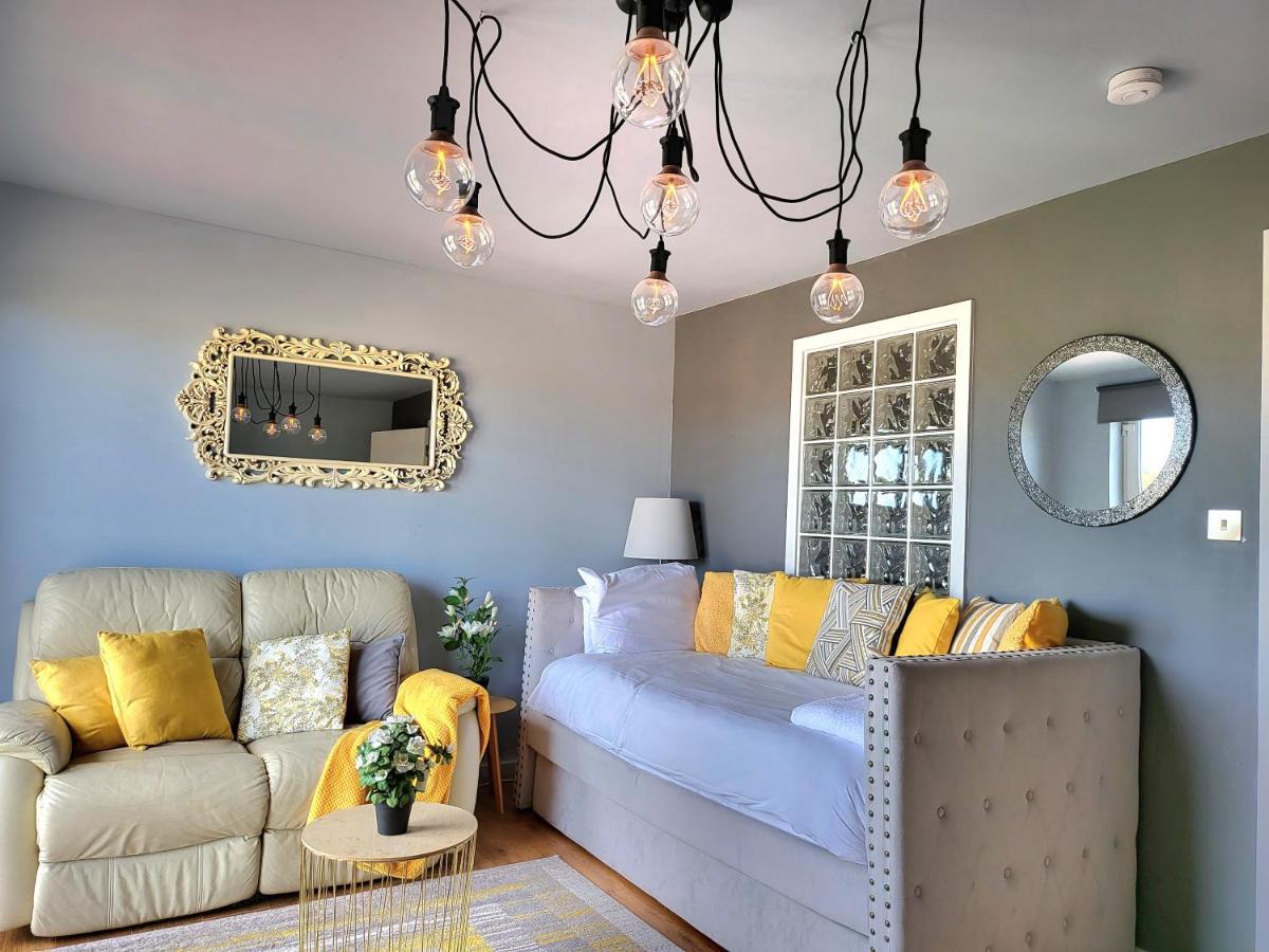 4 Separate Beds, Sleeps 6, Beautiful 2 Bed *