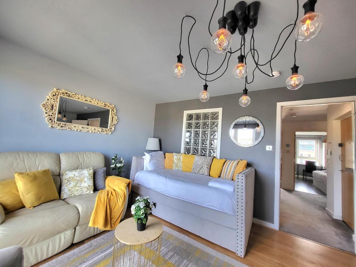 Apartment 4 Separate Beds, Sleeps 6, Beautiful 2 Bed *