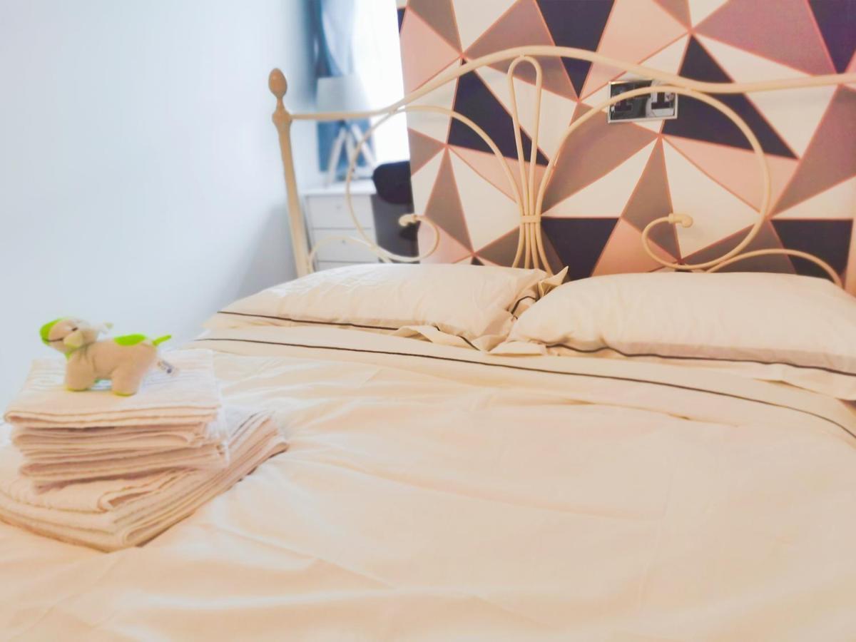 Modern And Spacious Double&king Bedrooms Both With Private Bathrooms Homestay Edinburgh
