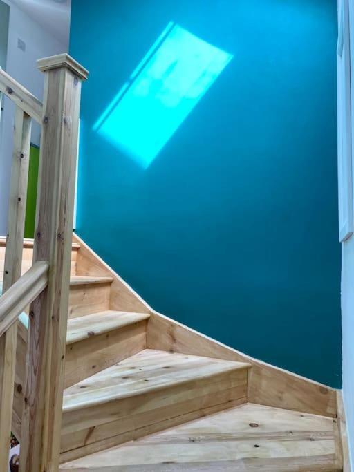 Hébergement de vacances 3 Bedroom Well Connected Family Free Parking *