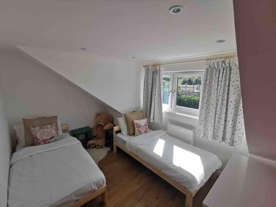Hébergement de vacances 3 Bedroom Well Connected Family Free Parking