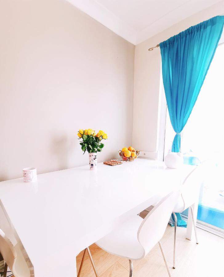 Modern And Spacious Double&king Bedrooms Both With Private Bathrooms *