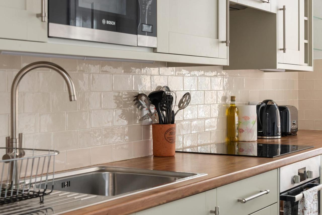 Luxury 3 Bedroom On Edinburgh's Royal Mile Apartment *