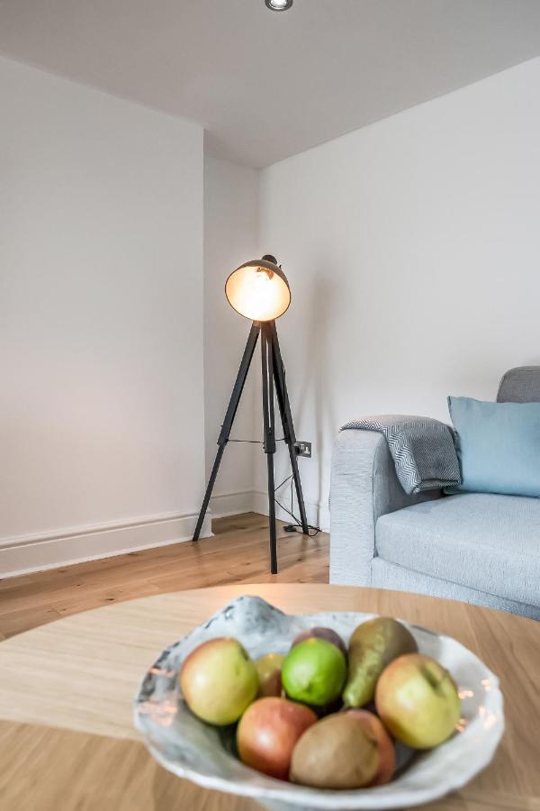 Cozy With Character Large 2 Bedroom Main Door With Garden *