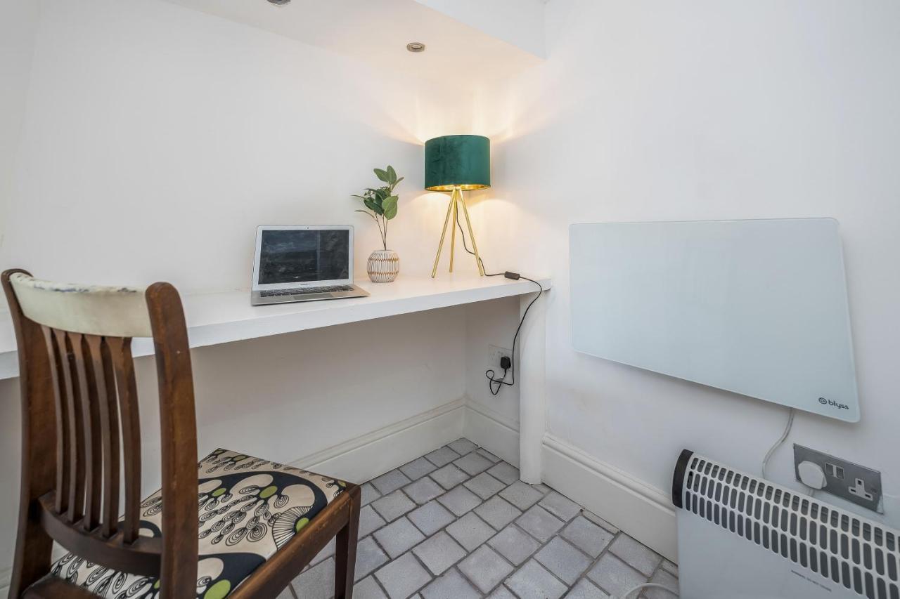 Cozy With Character Large 2 Bedroom Main Door With Garden