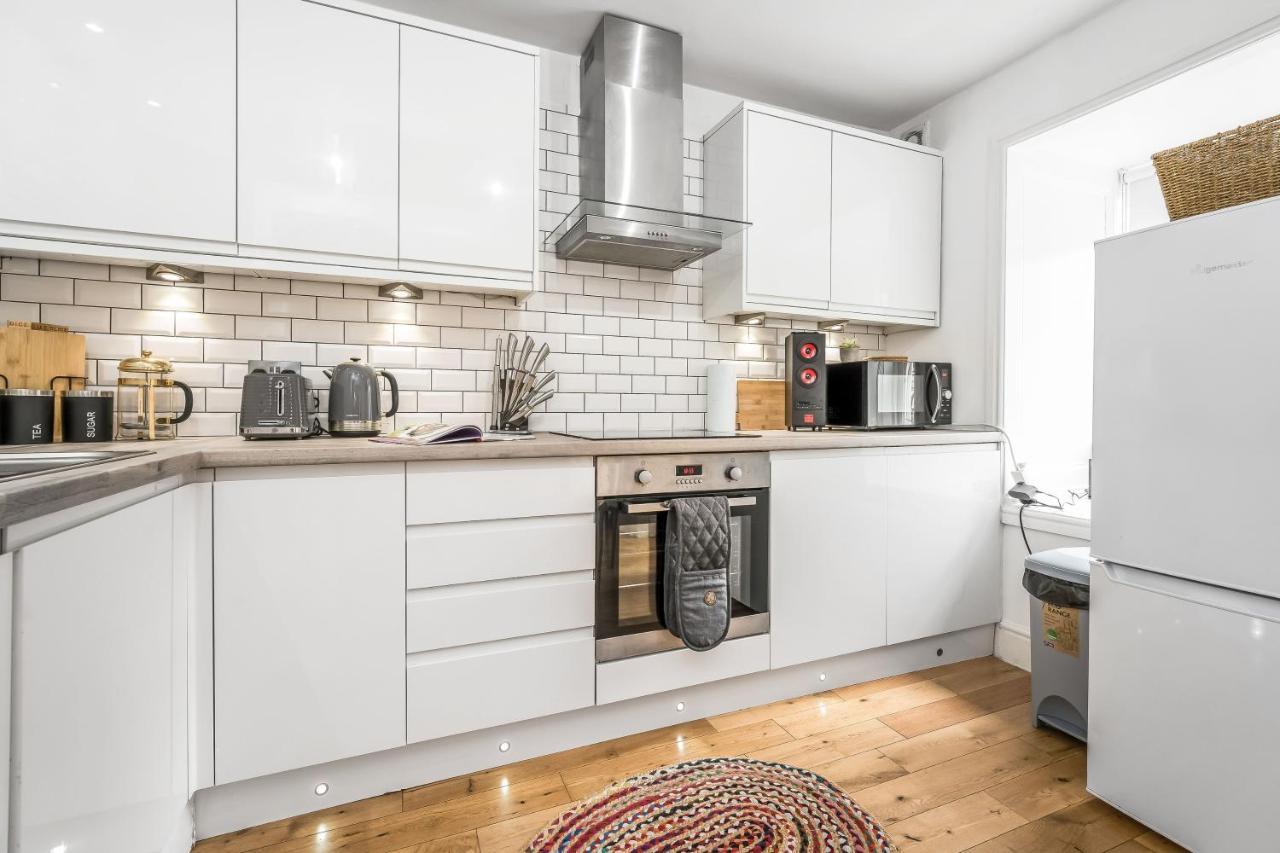 Cozy With Character Large 2 Bedroom Main Door With Garden Ferienhaus