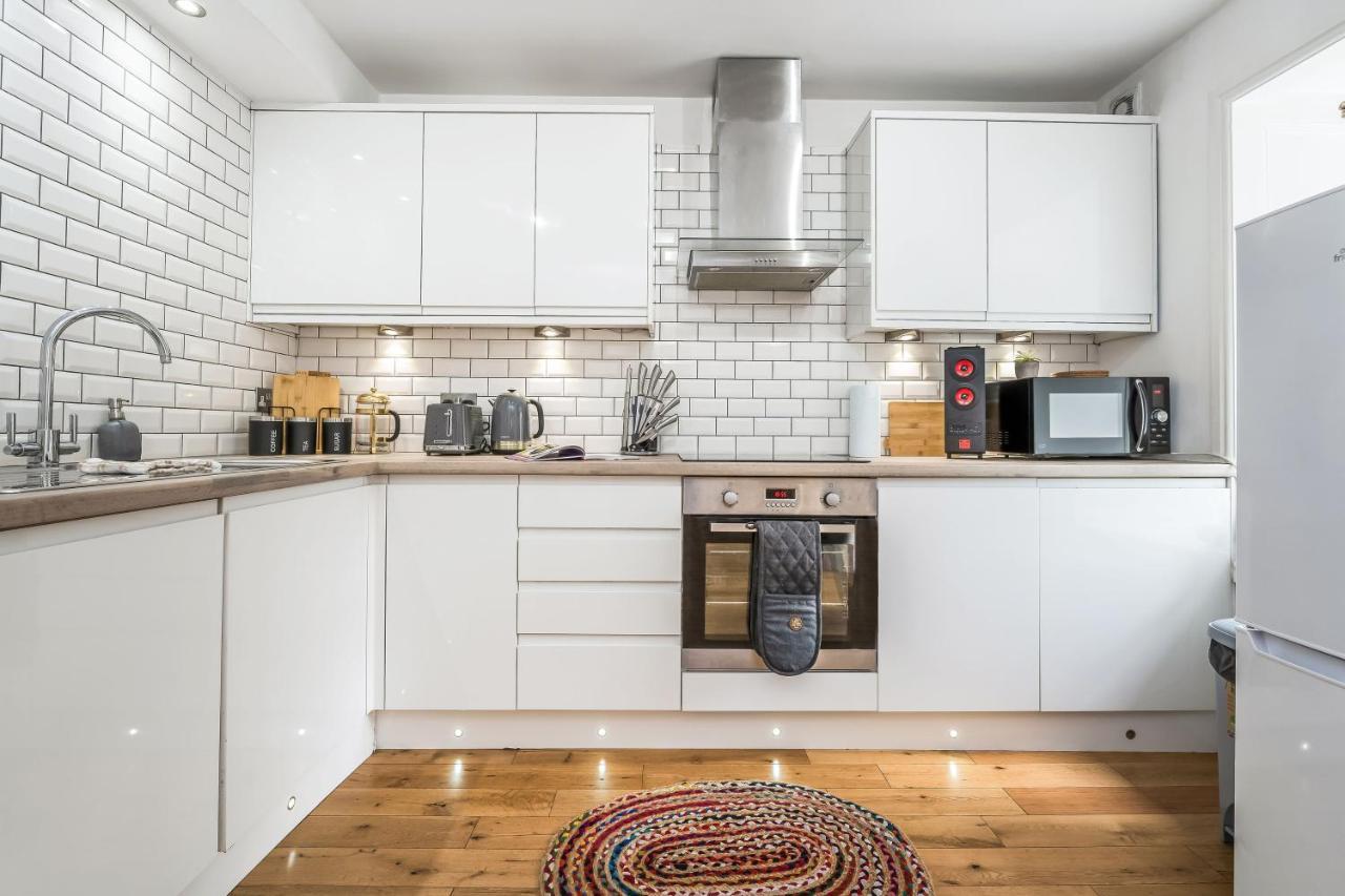 Cozy With Character Large 2 Bedroom Main Door With Garden *