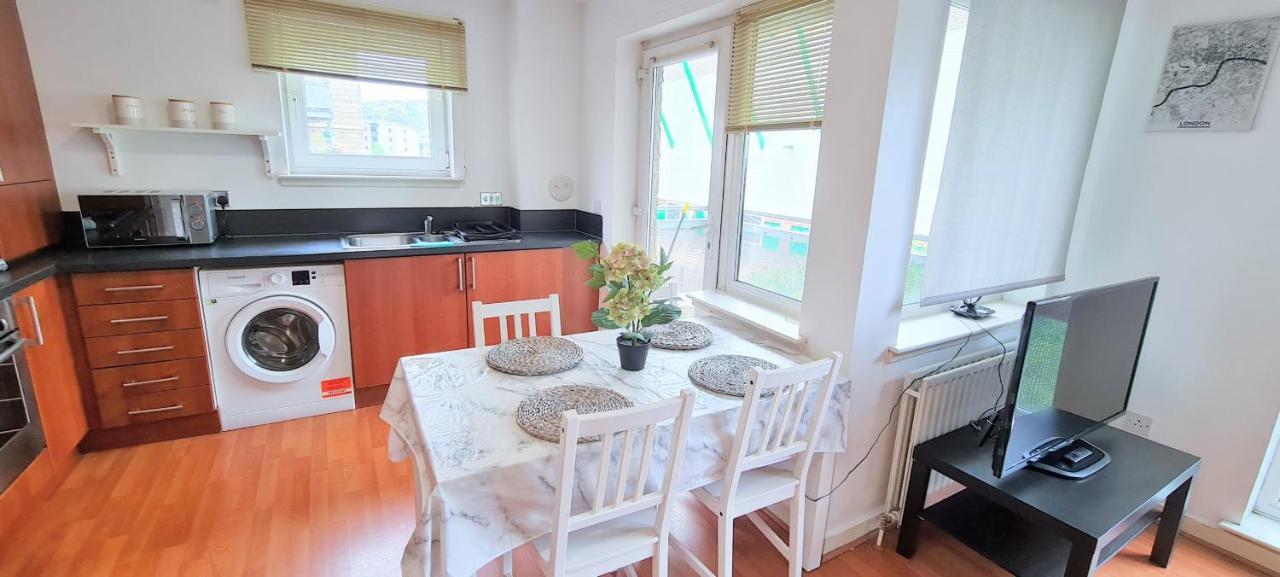 Modern Spacious 3 Bedroom Centre - Free Parking - Private Balcony - Excellent Service Apartment EDI
