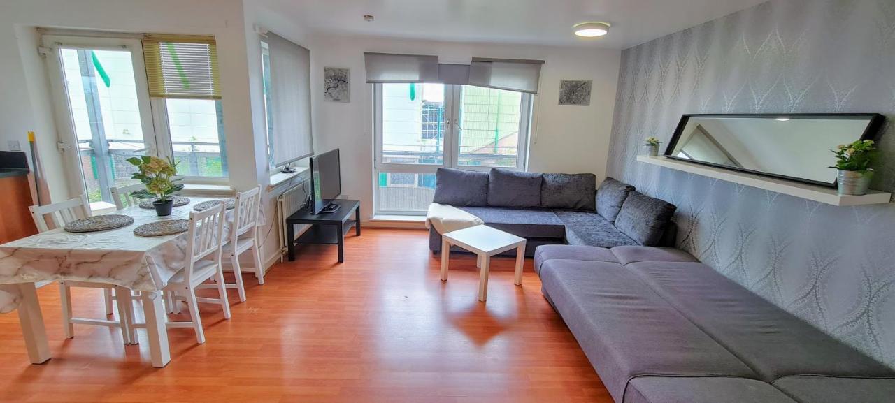 Apartment Modern Spacious 3 Bedroom Centre - Free Parking - Private Balcony - Excellent Service