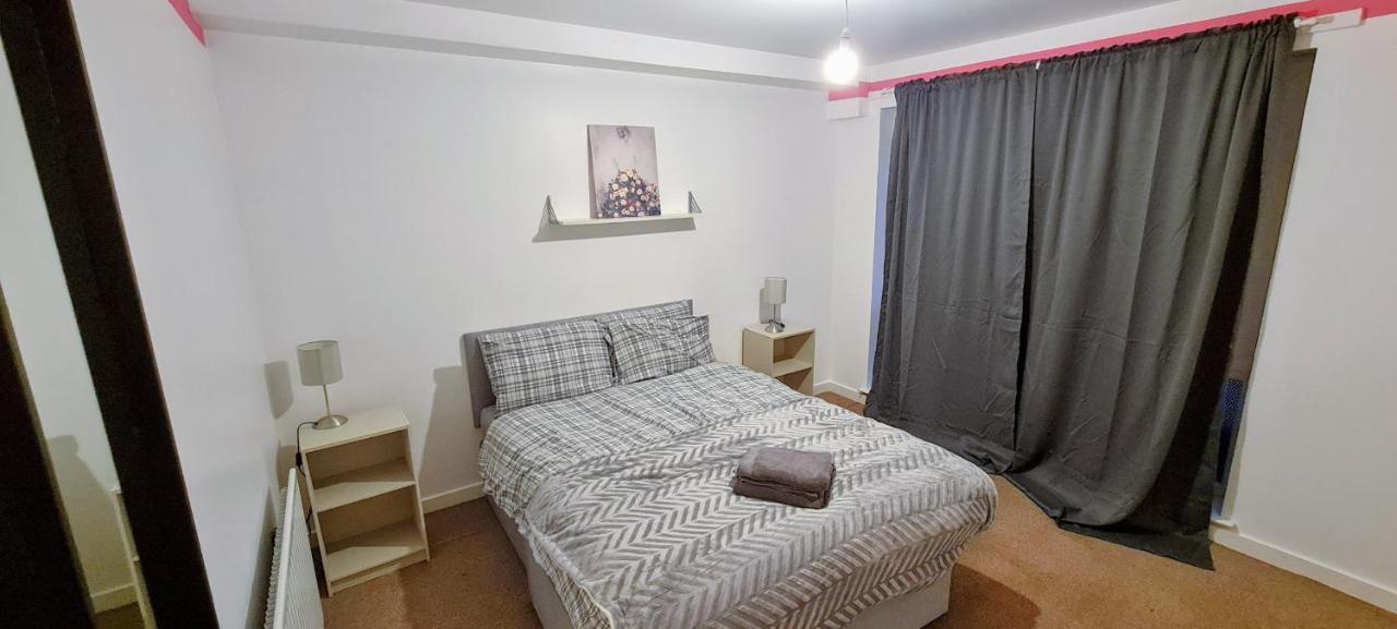 Apartment Modern Spacious 3 Bedroom Centre - Free Parking - Private Balcony - Excellent Service EDI