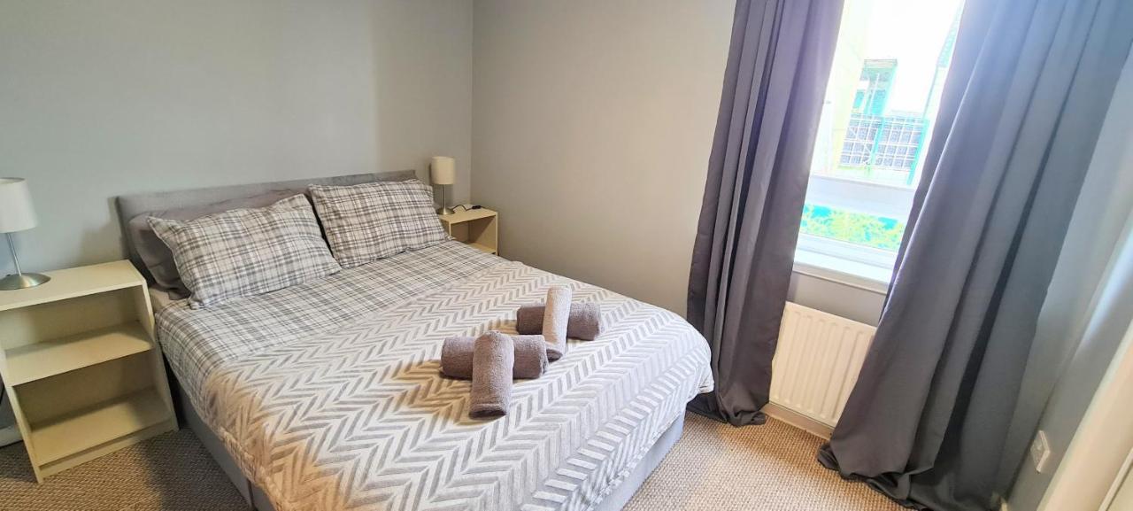 Apartment Modern Spacious 3 Bedroom Centre - Free Parking - Private Balcony - Excellent Service