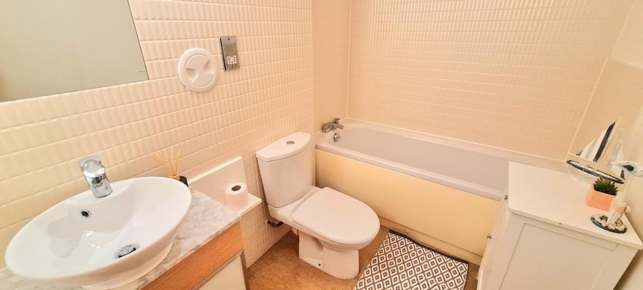 Elegant 2 Bedroom Centre - Free Parking - Private Balcony - Stunning Views