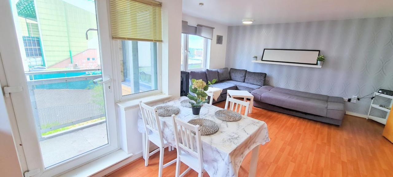 Apartment Modern Spacious 3 Bedroom Centre - Free Parking - Private Balcony - Excellent Service EDI