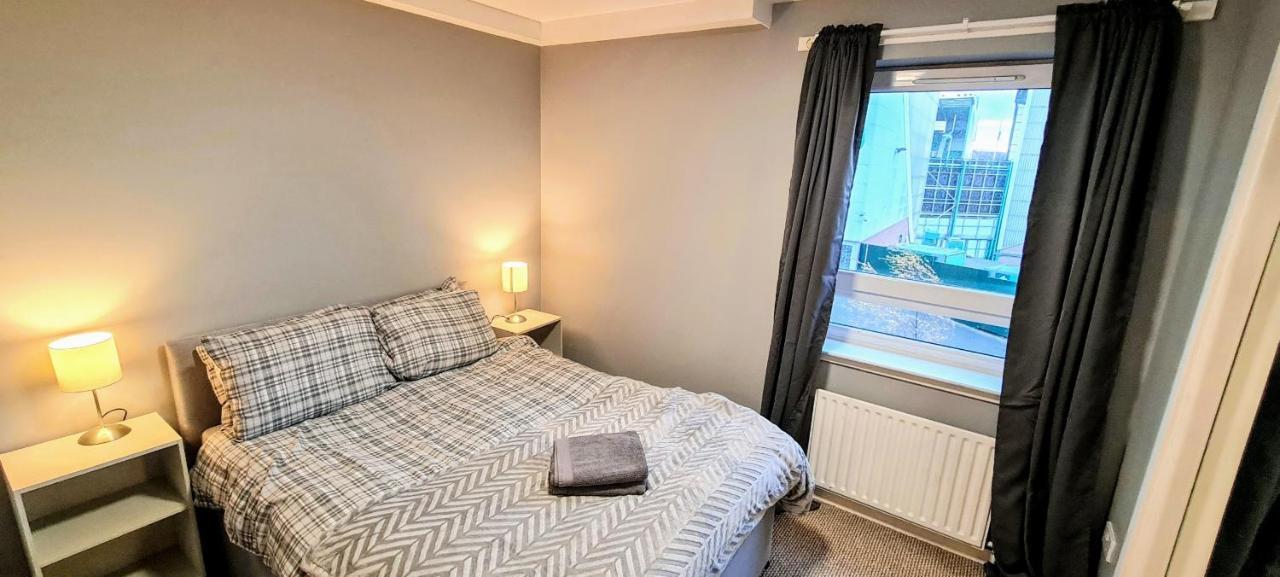 Modern Spacious 3 Bedroom Centre - Free Parking - Private Balcony - Excellent Service Apartment EDI