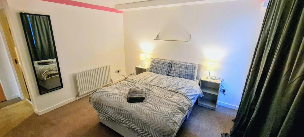 Apartment Modern Spacious 3 Bedroom Centre - Free Parking - Private Balcony - Excellent Service EDI