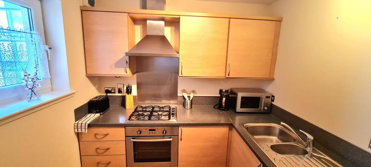 Elegant 2 Bedroom Centre - Free Parking - Private Balcony - Stunning Views *