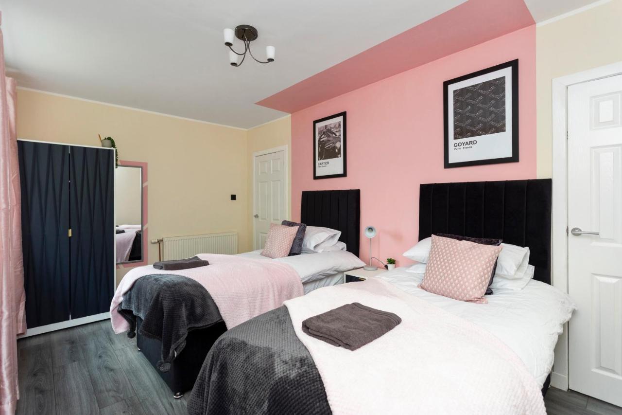 Stylish 3 Bed Abode-parking And Garden Apartment *