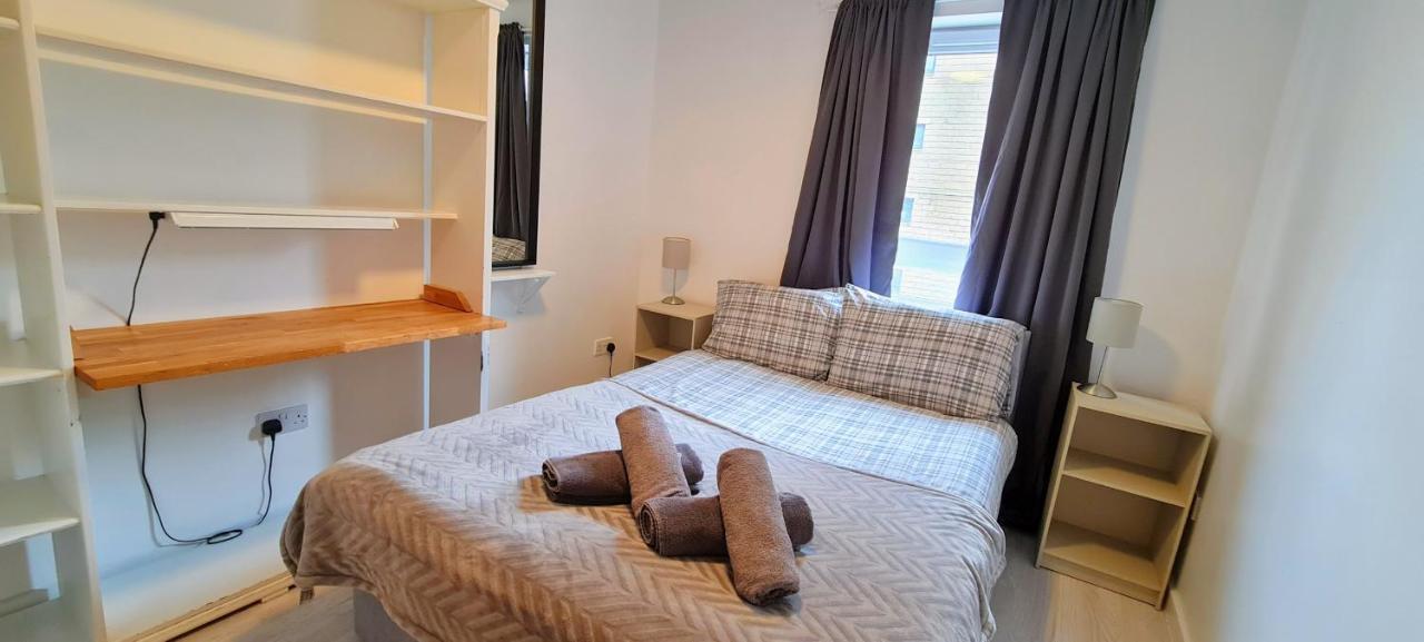 Modern Spacious 3 Bedroom Centre - Free Parking - Private Balcony - Excellent Service Apartment