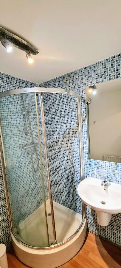Apartment Modern Spacious 3 Bedroom Centre - Free Parking - Private Balcony - Excellent Service EDI