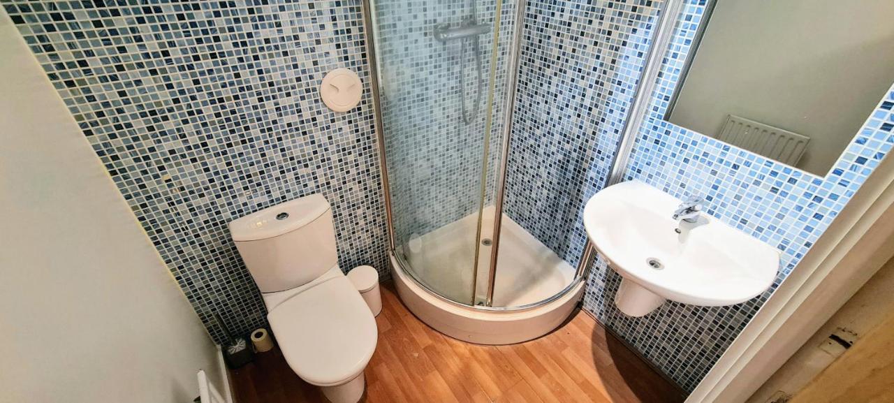 Modern Spacious 3 Bedroom Centre - Free Parking - Private Balcony - Excellent Service * EDI